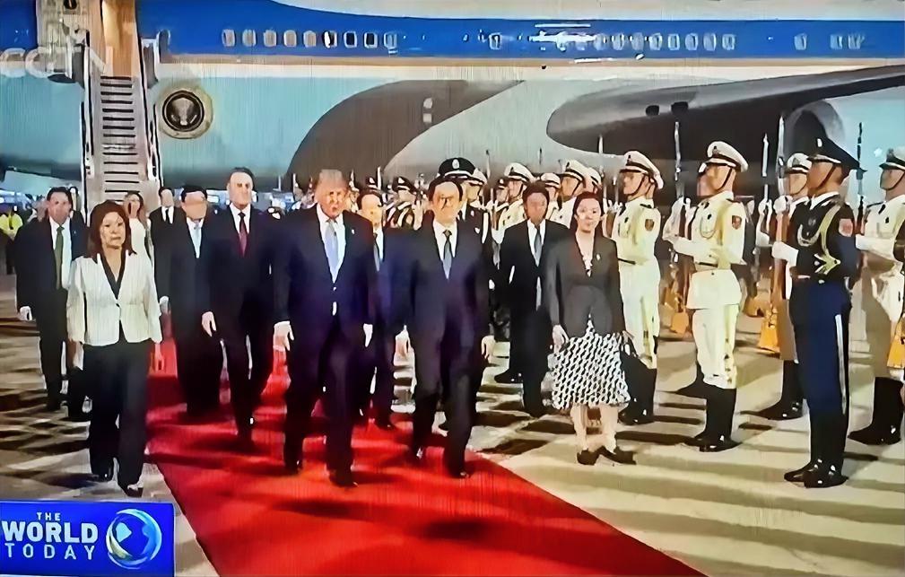 一张照片刷屏了：特朗普站在中国仪仗队旁边，显得有点“娇小”……特朗普，一