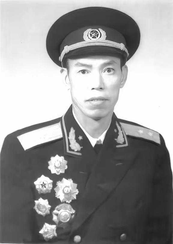 1973年，开国中将梁兴初在太原化工厂扫地，工人叫住他：“梁师傅，进料阀门漏了三
