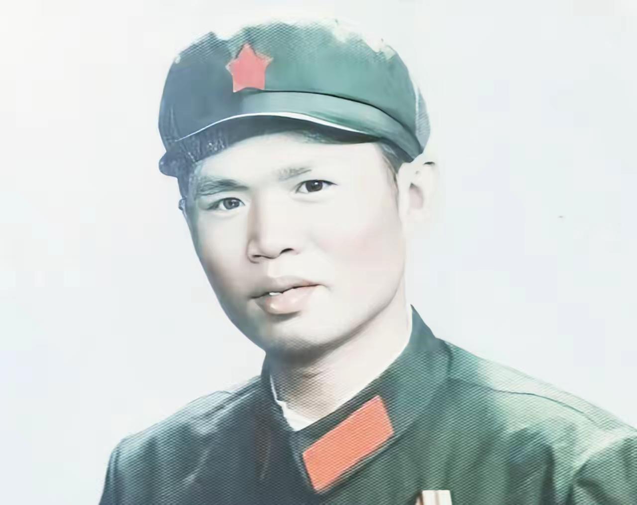 战斗英雄龙洪春：弃军校前程，只为扛起生死承诺1982年，手握两枚一等功、保送