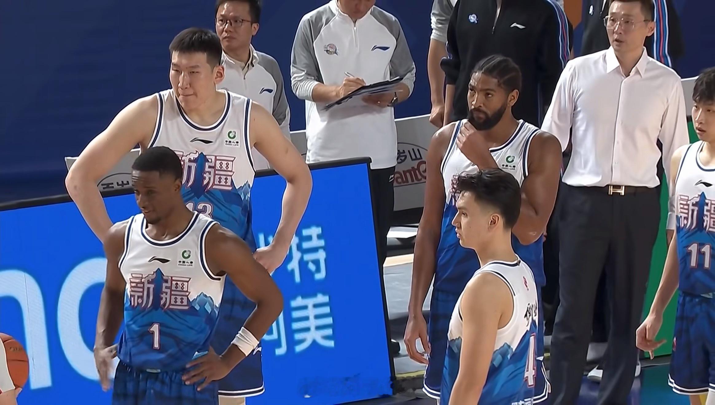 半场比赛结束！新疆男篮52:47福建男篮。伊福半场砍下8分齐麟砍下11分cba