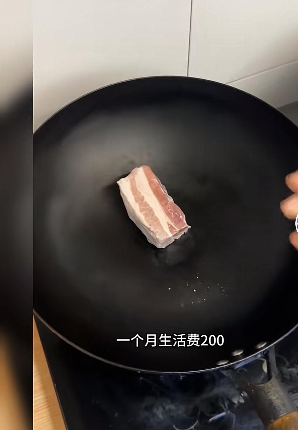 “五花肉上锅煎出油”，视频看笑了，笑得肚子疼，最后哭了！首先特写：一块底层五
