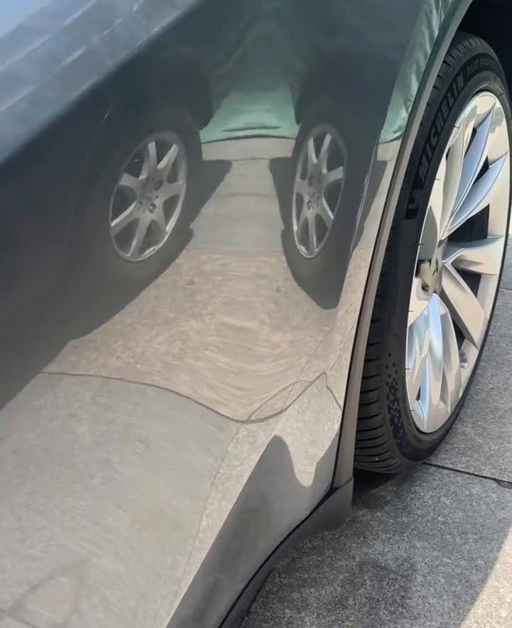 建议所有model3、modely车主后门这个地方一定要贴个三角膜，因为原车是宽