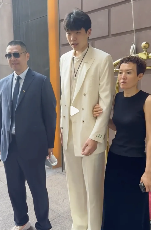 杨瀚森现在入选了NBA，最想感谢的人不是体校教练，也不是开拓者总经理乔克洛宁