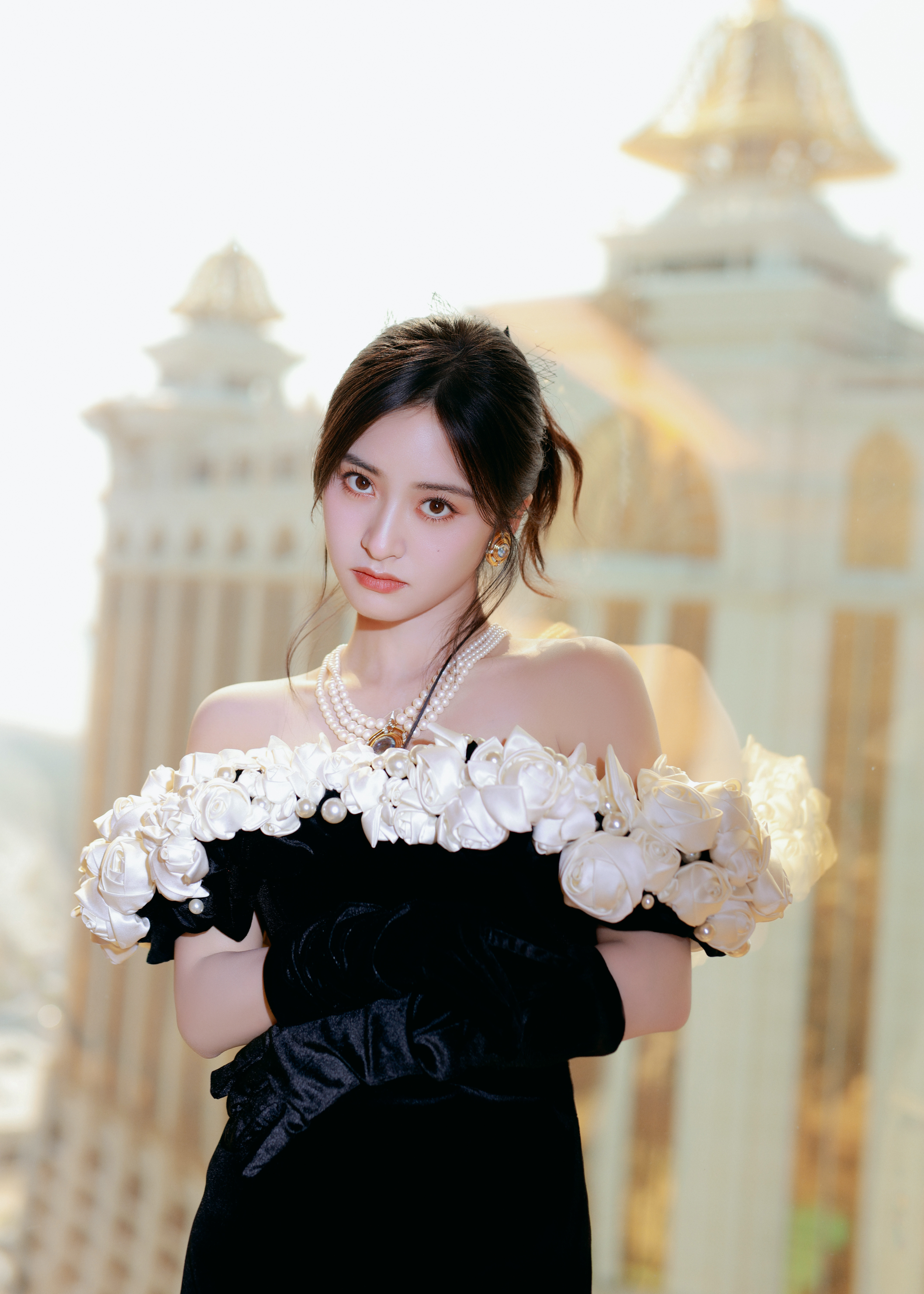 沈月鎏光落肩，黑丝绒裁成风骨，白玫瑰缀满温柔。在光影交织的时刻，自成一场不动声