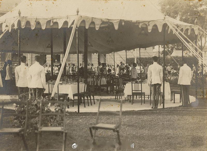 王室王室泰国王室暹罗往事老照片：1924年8月10日，拉玛六世和最后一位妻子苏