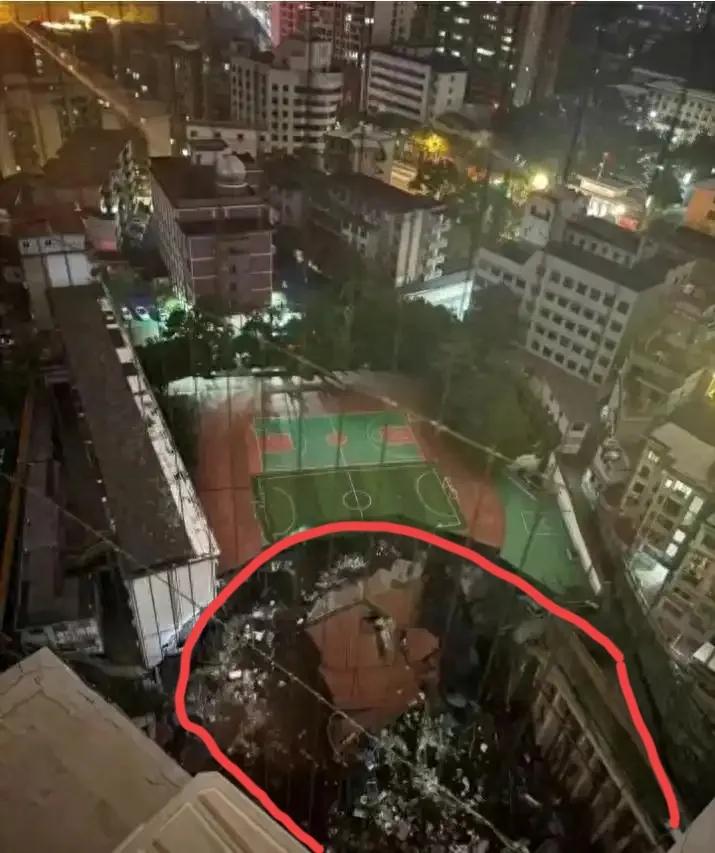 昨天半夜，湖南一操场突然塌陷到了地下。看照片，你会发现半个操场没有了。幸亏是半