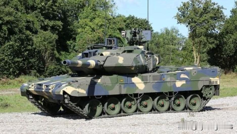 🇭🇺匈牙利接收最后一辆豹2A7主战坦克12月12日，匈牙利武装部队在塔塔