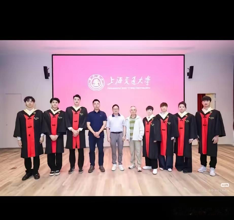 5月28日，“孙颖莎毕业”上了热搜，网友晒出孙颖莎、王曼昱穿学士服的照片。这俩都