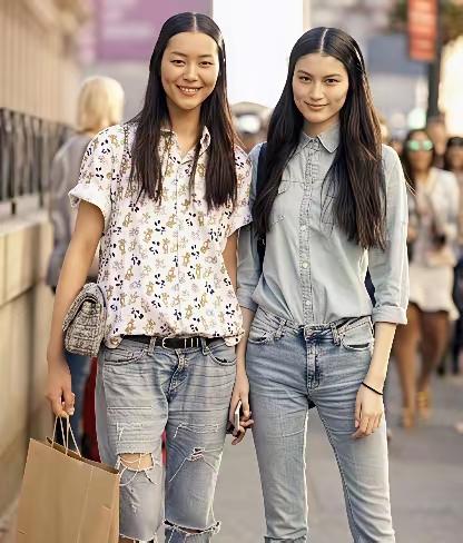 早期的两位维密女神刘雯和何穗，无美颜、无滤镜的模样，着实养眼。她们满脸都是胶原蛋