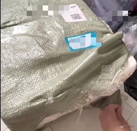 近日，上海一男子收到父母从老家寄来的快递，一个大大的包裹，里面全是冬季的衣服，衣