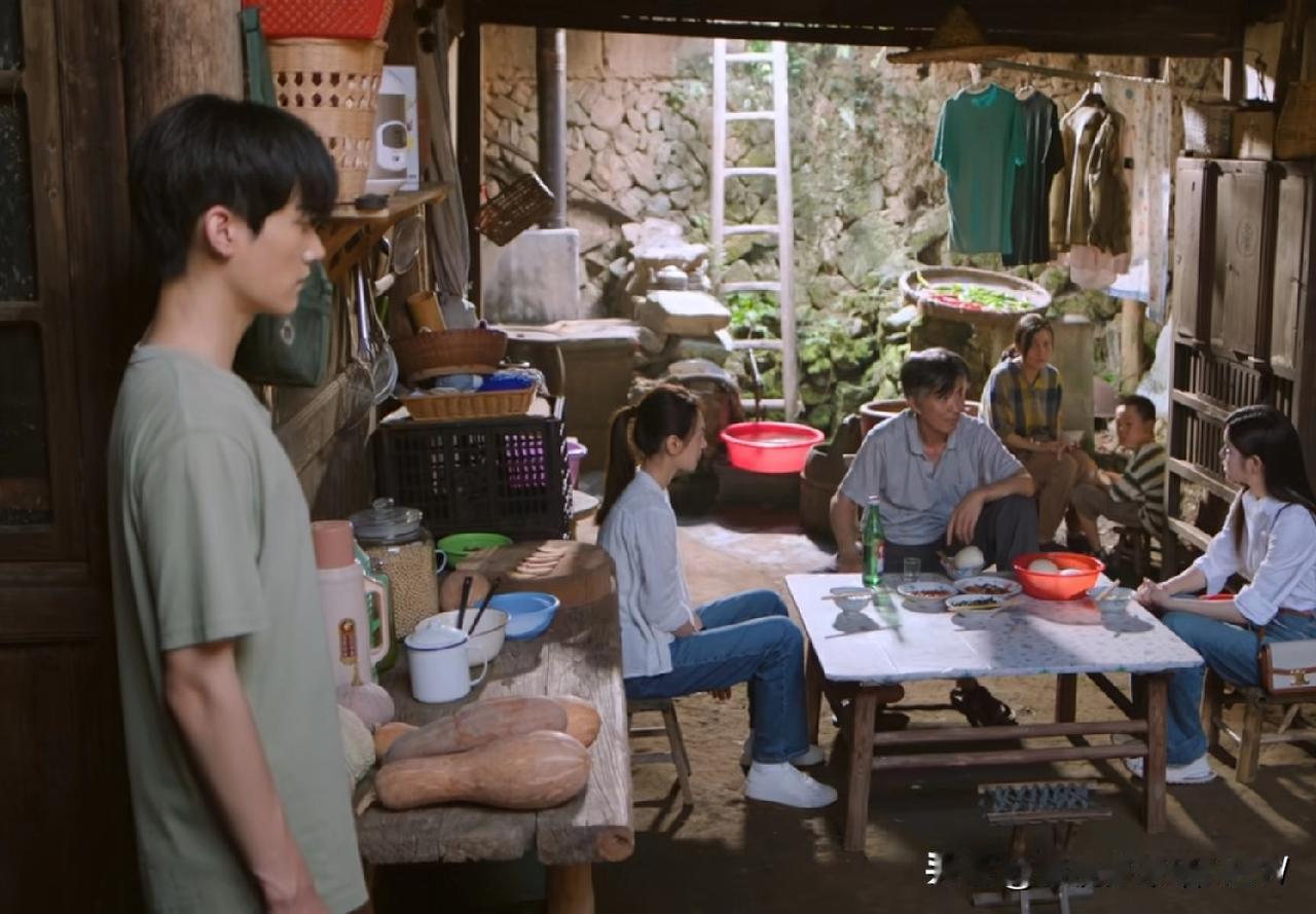 其实，比挣不到认知之外的钱更可怕的是:培养不出认知之外的孩子。就像李雾的姑父