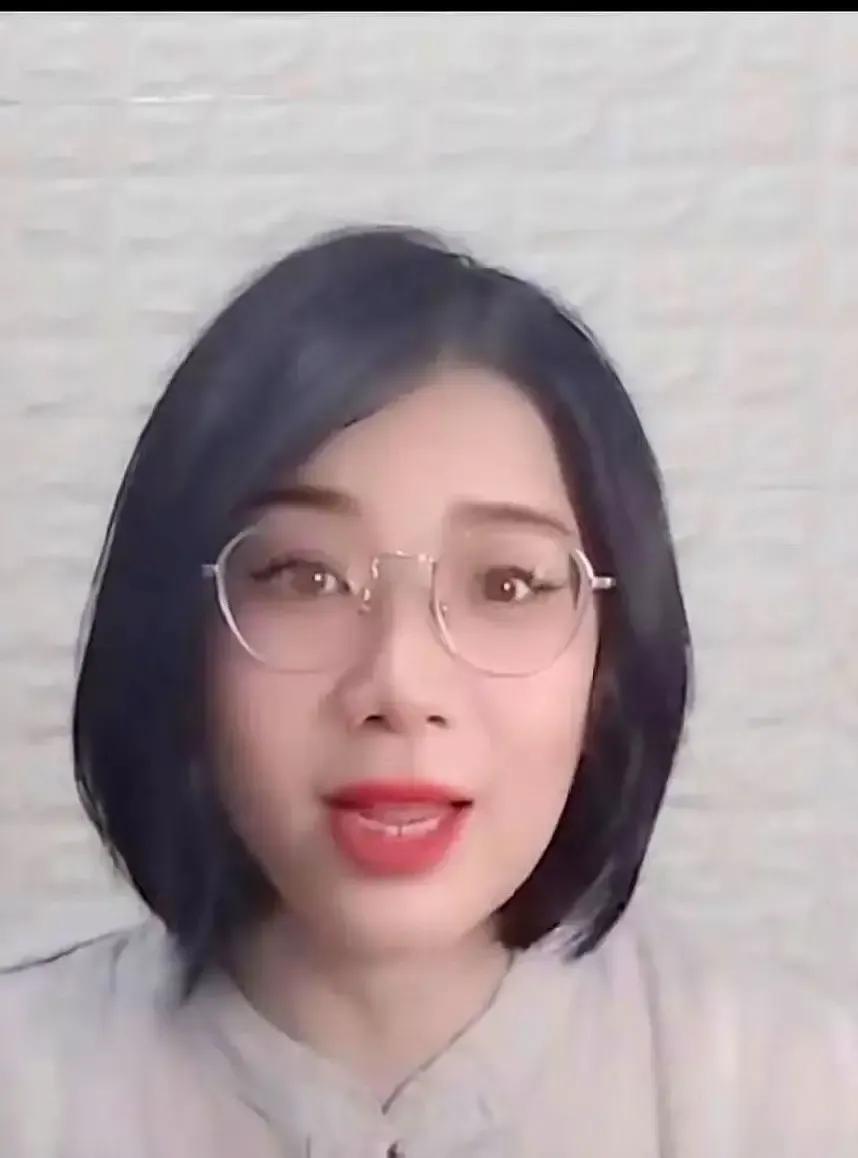 东篱姐一句把出生证和缴费单交出来把我看愣了。四月二十七号她嫌同事拿幽闭恐惧症当