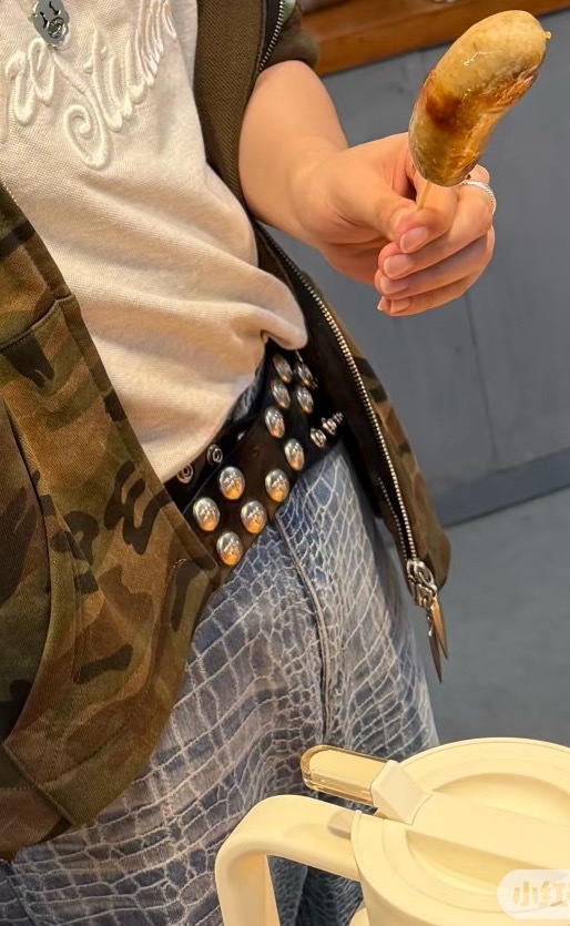 贺峻霖老公这里怎么还有一根🤏🏻鼓鼓囊囊是香肠~