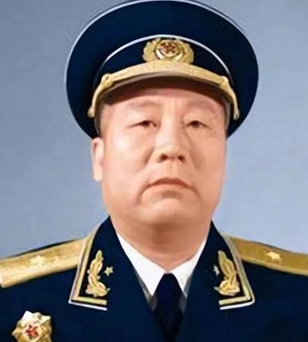 1945年，中苏军方宴会上，苏军和曾克林开玩笑，“你喝一杯酒，我就给一座军火库，
