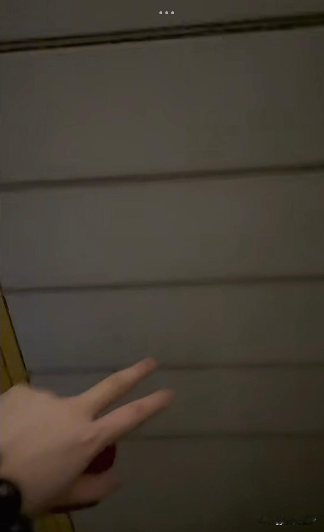 “太善良了！”福建福州，一男子取快递时忽然听到急切的猫叫声，起初男子以为是附近草