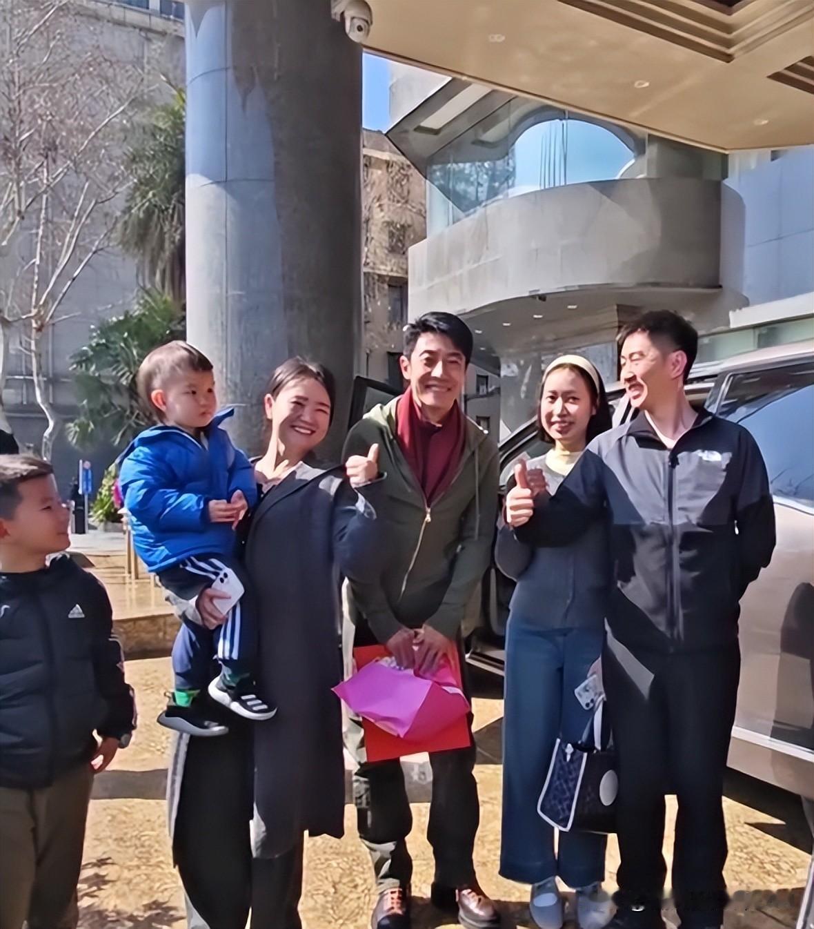 撒贝宁与妻儿回武汉老家住酒店！看着不矮有180，身子微屈与网友合照很是亲切接地气