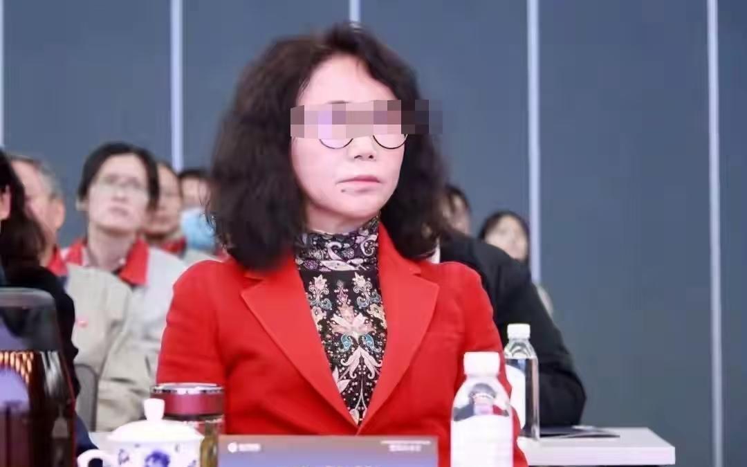 在江苏常州，一家账面趴着20多亿现金的上市公司闹出了大动静。身家200亿的女老板