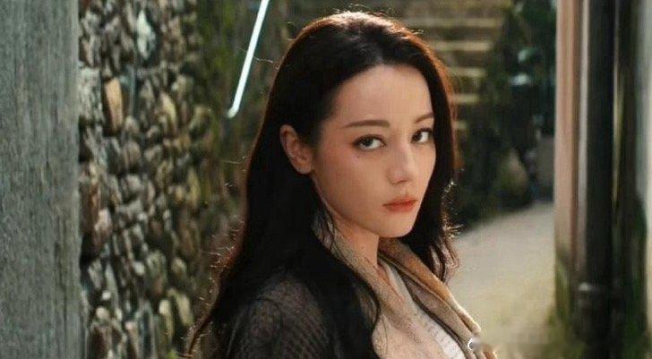 迪丽热巴谁说演员不能看镜头。热巴在《枭起青壤》里聂九罗的眼神透过屏幕直抵人心