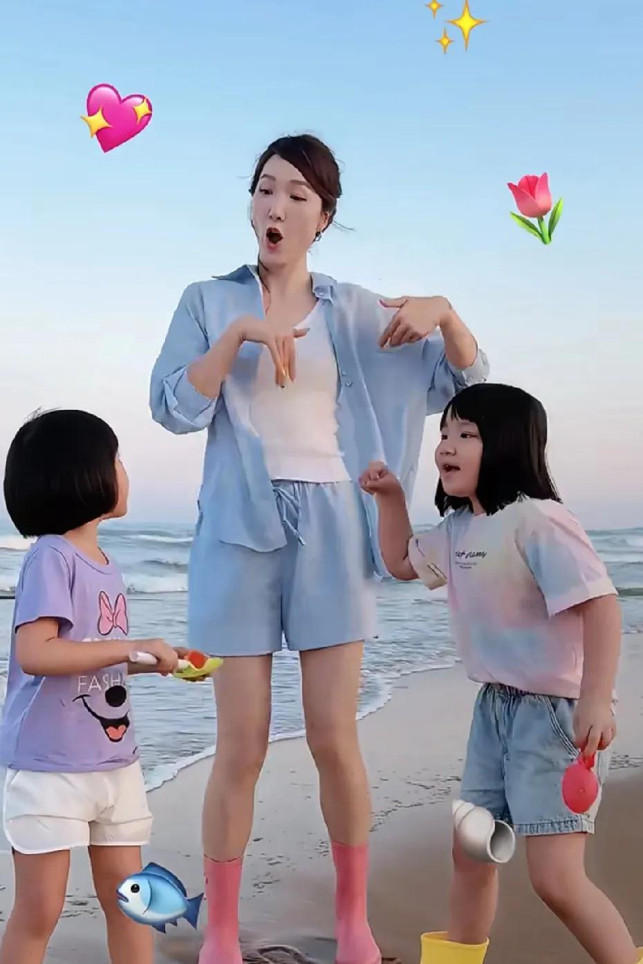 李亚男和两女儿海滩欢乐跳舞，姐姐不仅外观像老爸，性格也像，活泼可爱，不过小的更