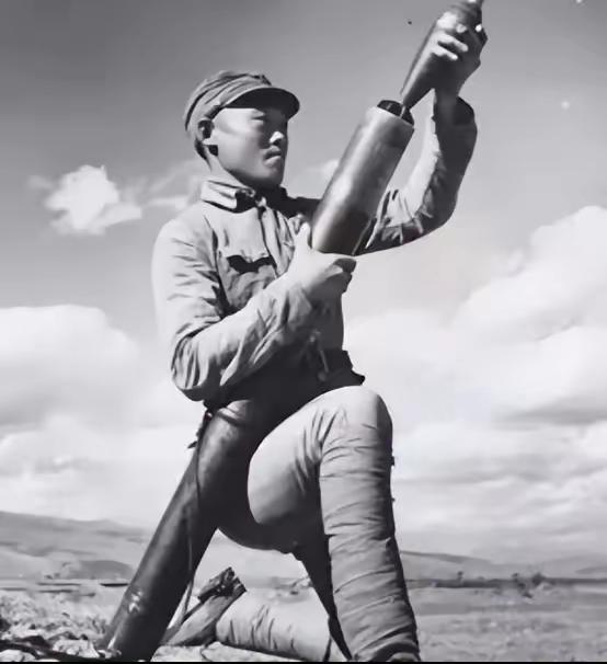 1945年，在山上休息的迫击炮手陈宝柳，忽然发现30多个日军和几个女人，正在不远