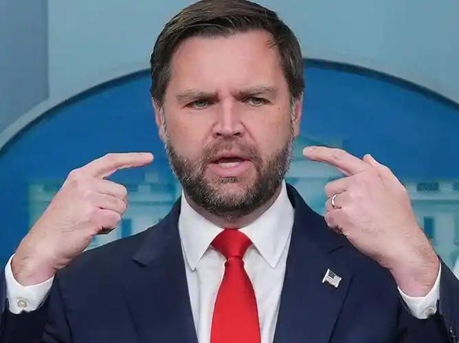 万斯再次出局了。此前曾曝出万斯反对对伊开战，结果被冷落，派去匈牙利站台。现在