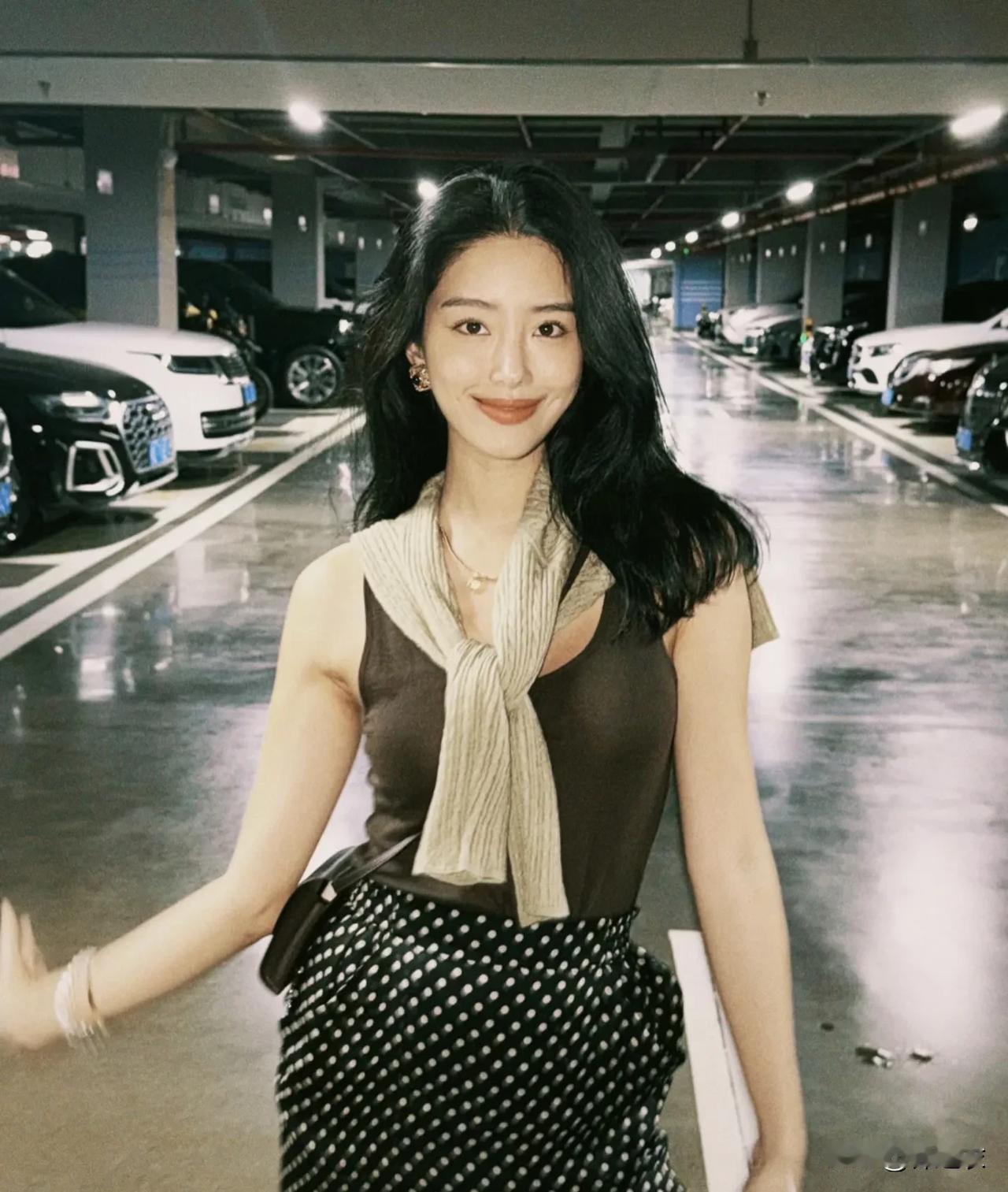 杨采钰结婚生孩子后，也不拍戏，也不出席活动了，每天都是晒美照，难道是打算做网红了