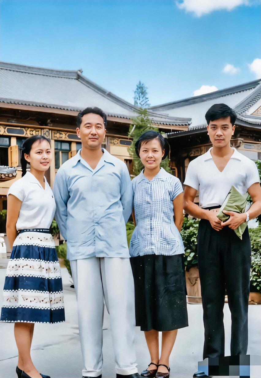 1960年，中央电视台第一代播音员合影，60年过去了，天妒英才，有三位播音员已经