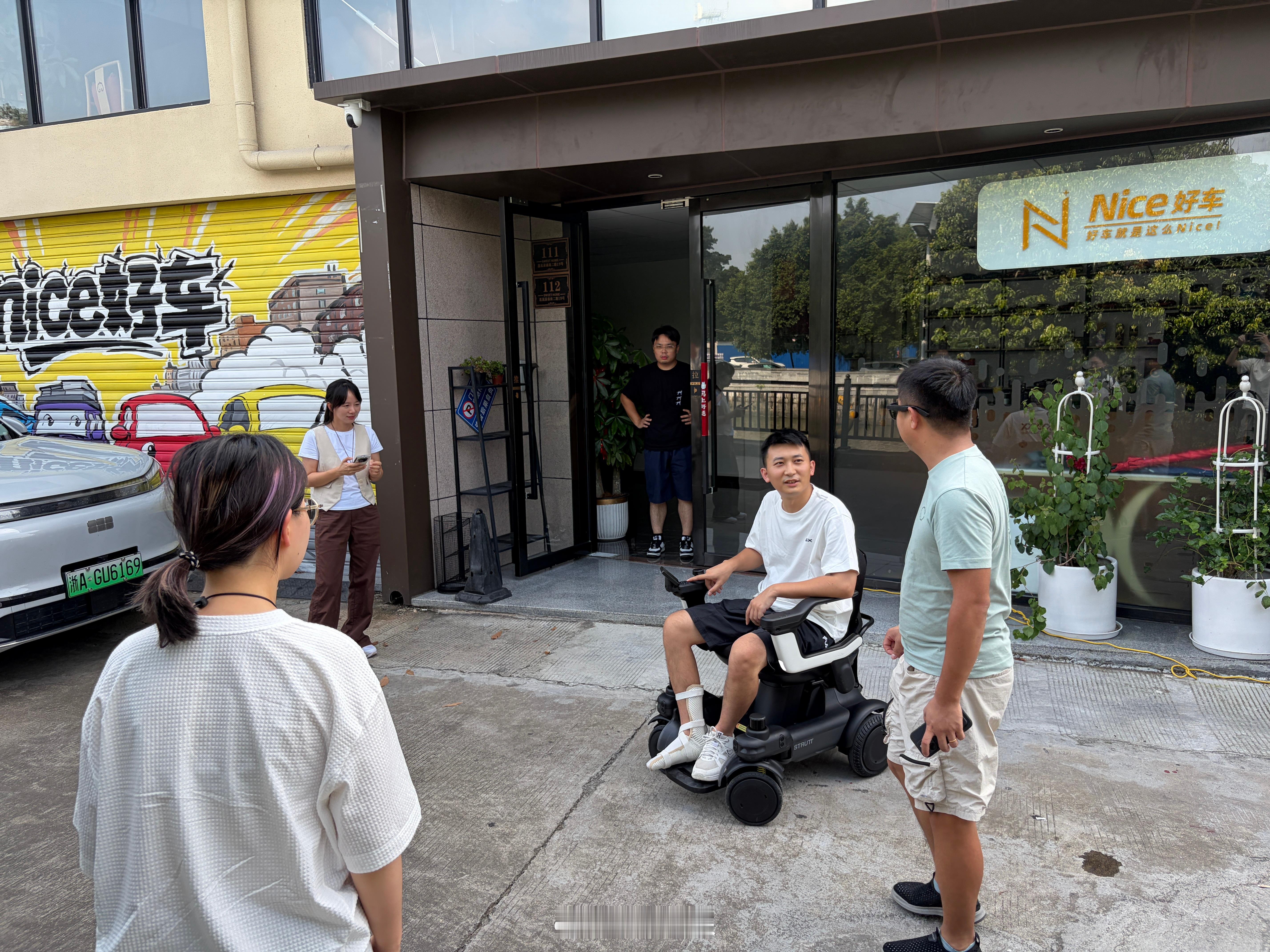屌爆了兄弟们，我现在是汽车圈最靓的仔了！四轮电机，原地掉头，激光雷达，智能驾驶，