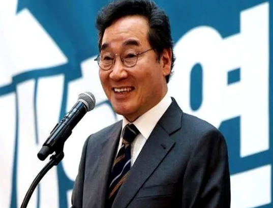 韩国新未来民主党常任顾问李洛渊27日正式宣布支持国民力量党候选人，曾宣布既不参加