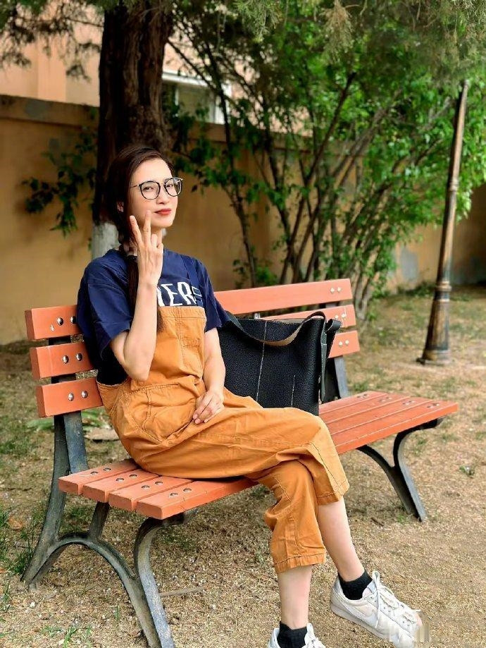 她年纪轻轻就斩获影后，还早早结婚生子，嫁给了美国导演，生了个混血儿子，可是感觉她
