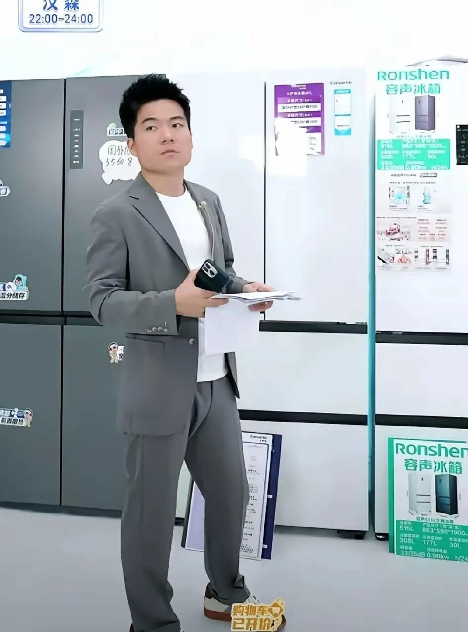 昨晚董宇辉的运动款皮鞋搭配一身脸色西装，就是很抢眼[捂脸哭][捂脸哭][捂脸哭]。