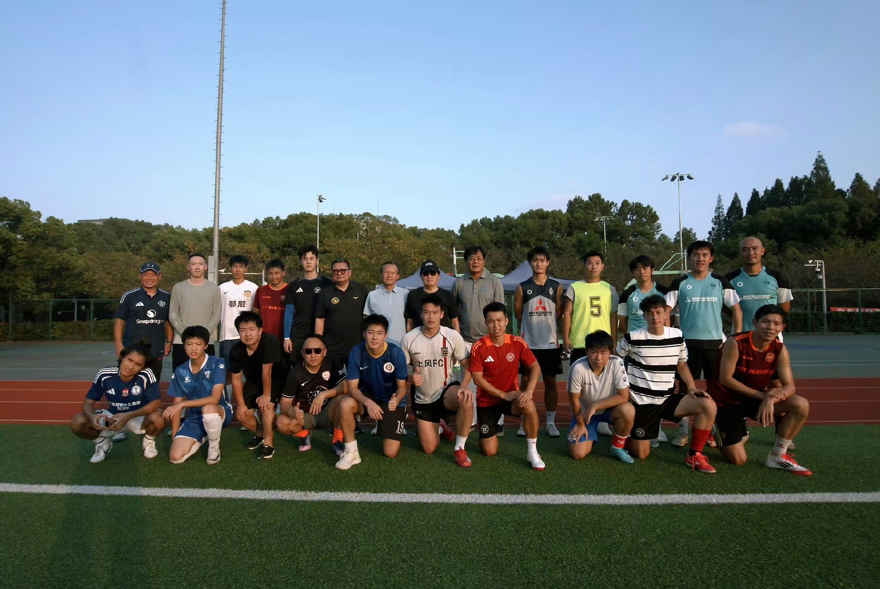 一张合影，五位名宿同框！你第一眼认出了谁❓上海虹口足球嘉年华