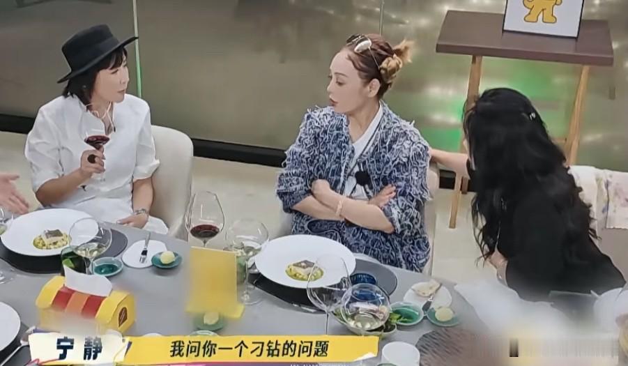 在新一季的《一路繁花》中，刘嘉玲被问“梁朝伟是否没那么好”，她的回答，让我觉得她