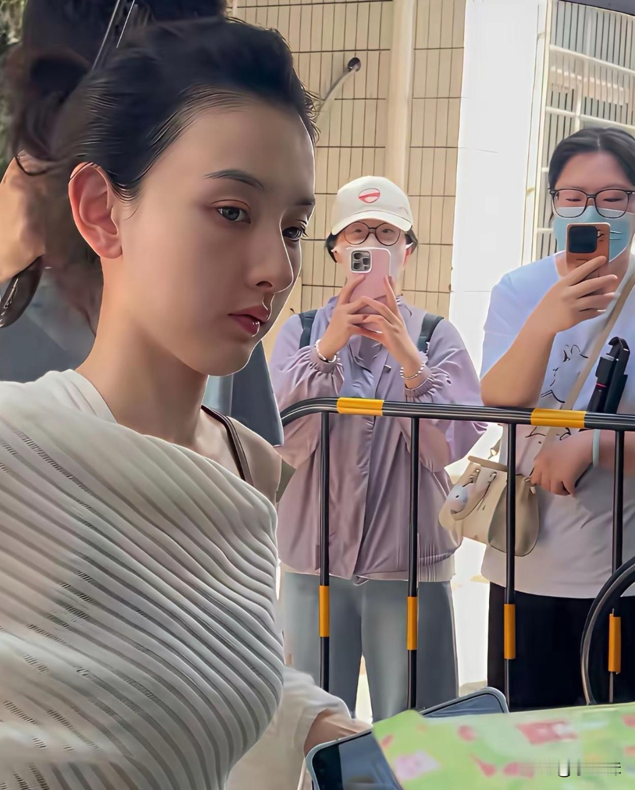 能扛得住这种怼脸生图的人，为啥都不温不火？