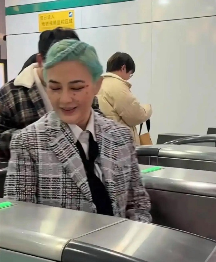 这是范晓萱吗？学院风套裙+绿色编发，看着又老又年轻的！不知道是妆容效果，还是脸上