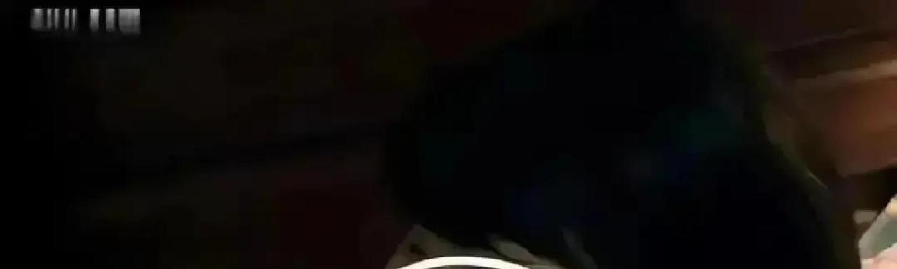 深夜重播《蜗居》，弹幕里没人再骂海藻小三，全在算房价。2009年她姐凑30万