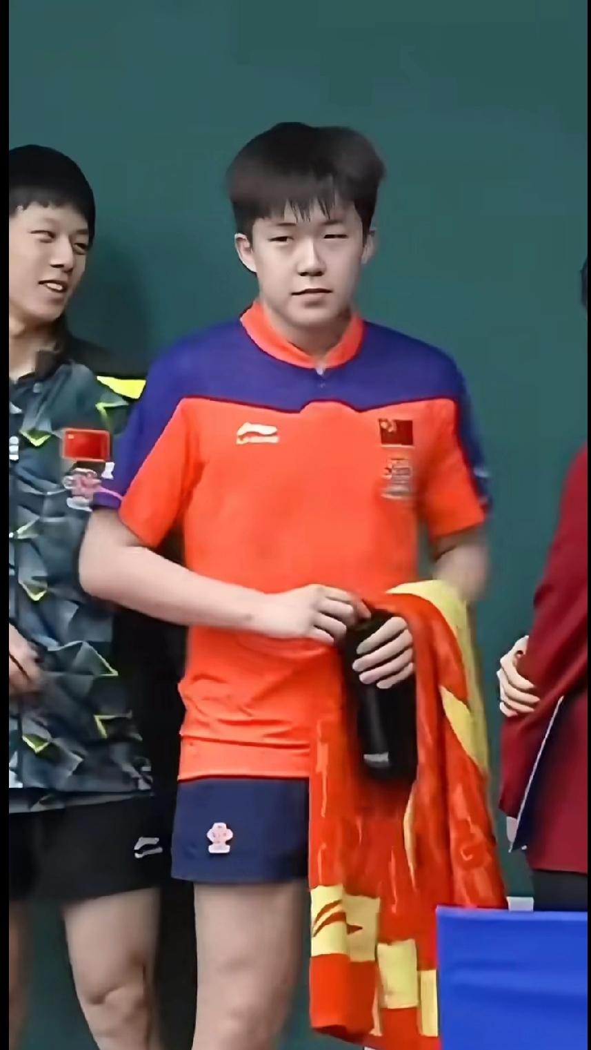 老照片考古！当年王楚钦就是个嫩头小子无意间翻到国乒老照片，旁边是林高远那