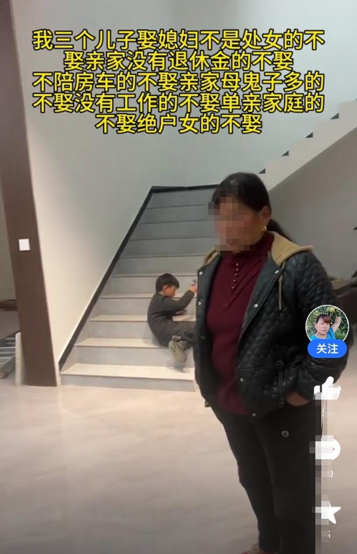 大妈家这几年在家包鱼塘做生意，三个儿子全部在家一起干！这两年在村里建起了小洋楼！
