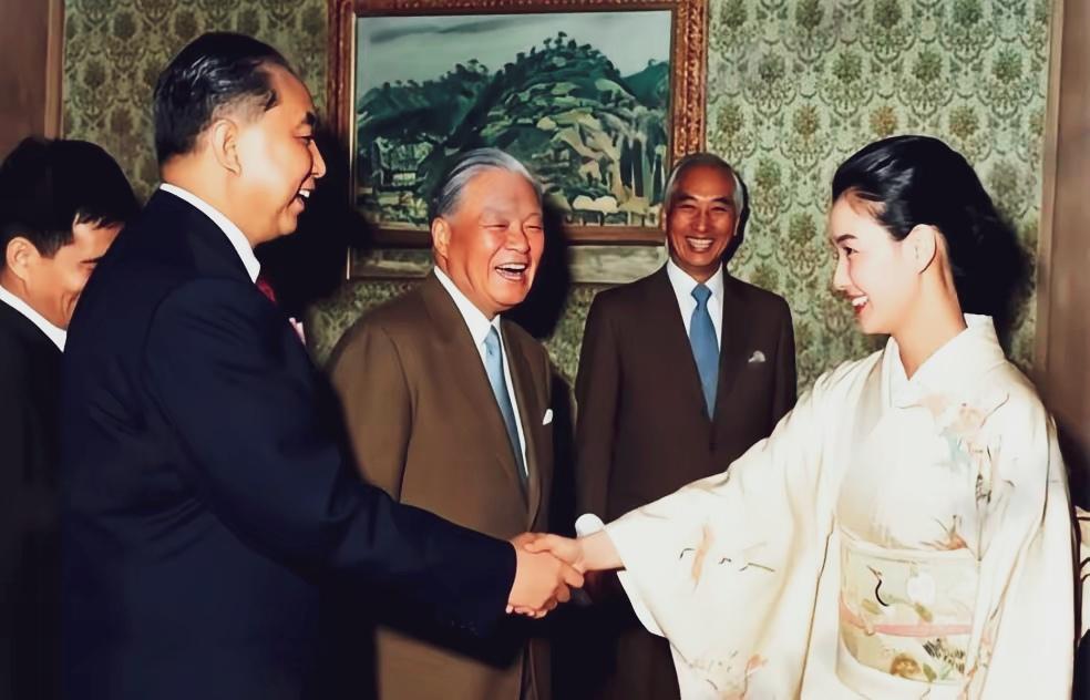 那年，中日友好还在蜜月期，华主席身着西装访问日本，在大平正芳总理大臣的陪同下，接