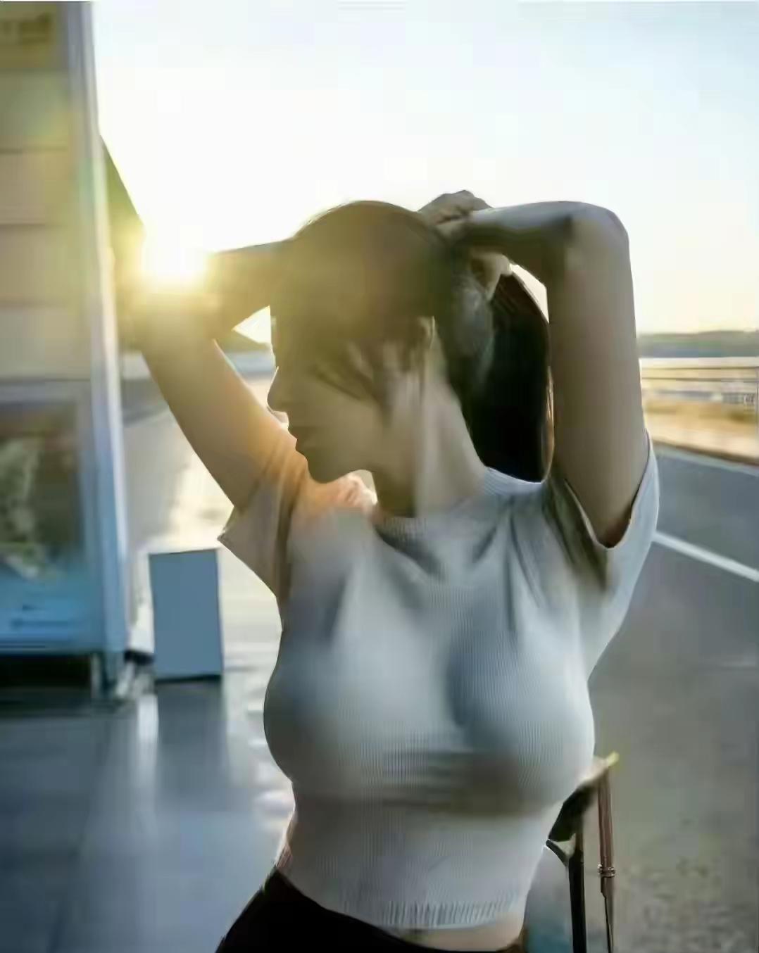 阳光下的少女，青春洋溢，自由自在。