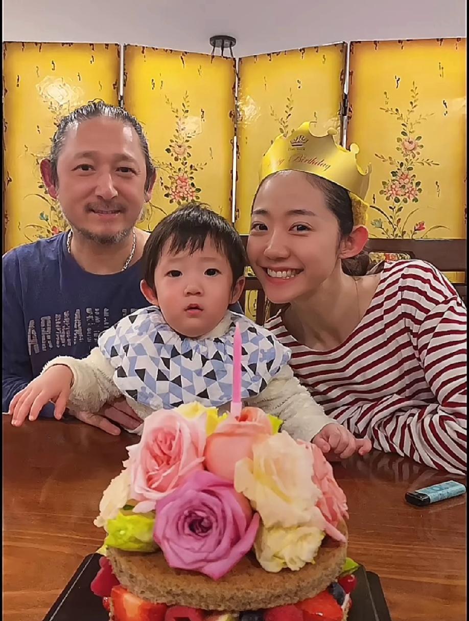 三宝从小就有好的家世，他妈妈也是很著名的音乐人，再加上好的才华和工作成就，觉着自