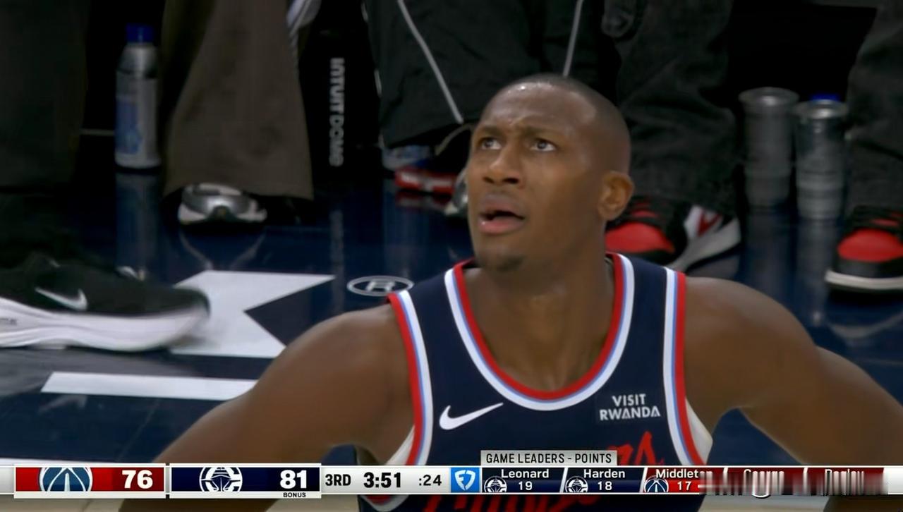 快船大将邓恩真是太有自知之明了！在今天快船主场以119：105击败奇才的比赛中，