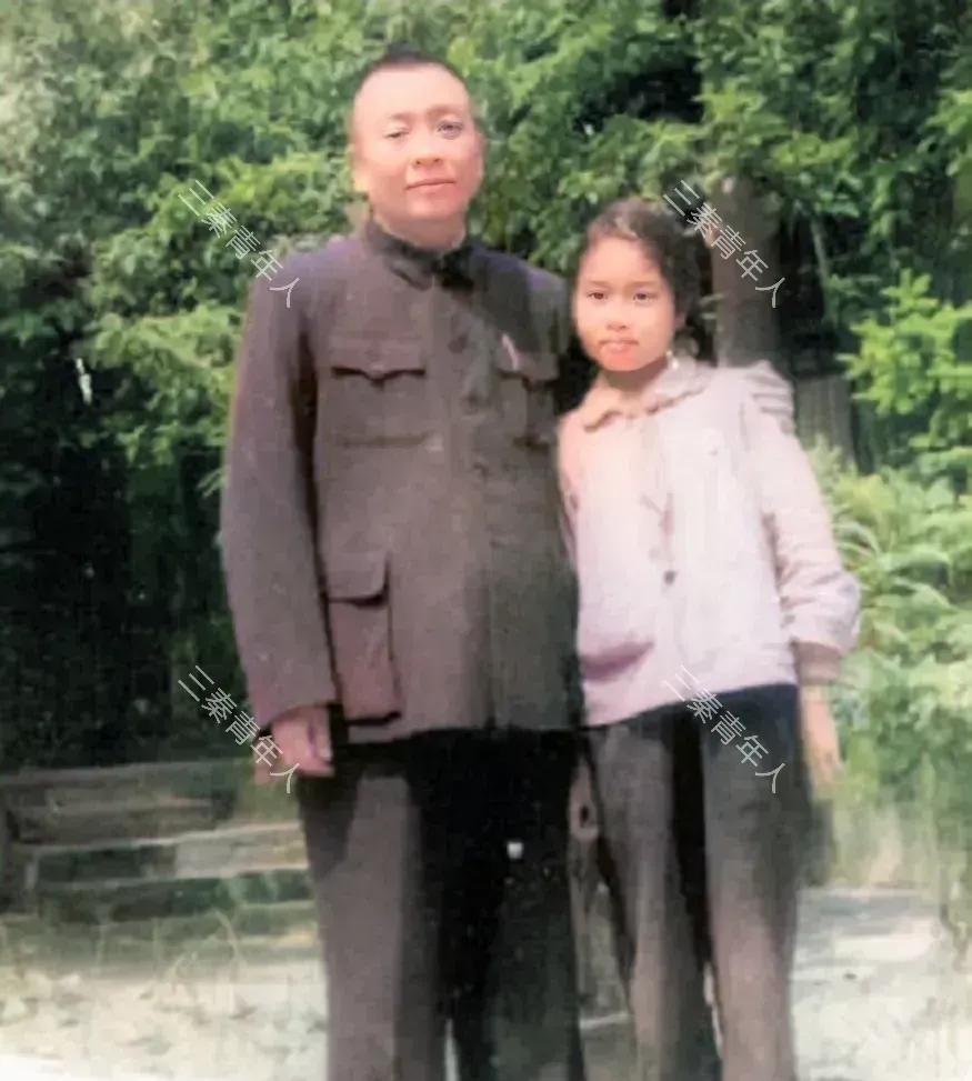 这是50年代，谭政和女儿，一张罕见的合影，当时的他任解放军总政治部第一副主任，做