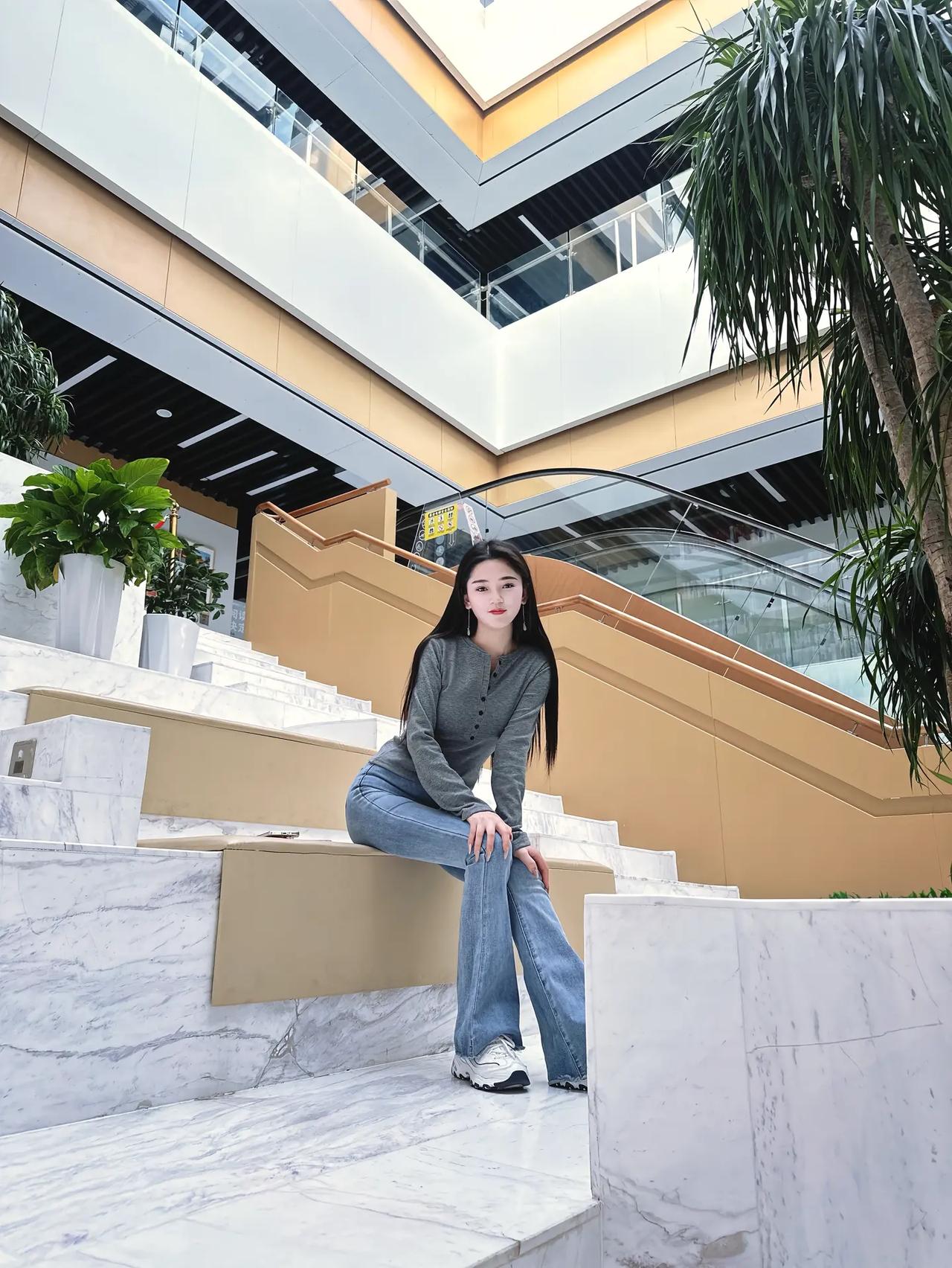 玉阶坐美人，春风拂面来。