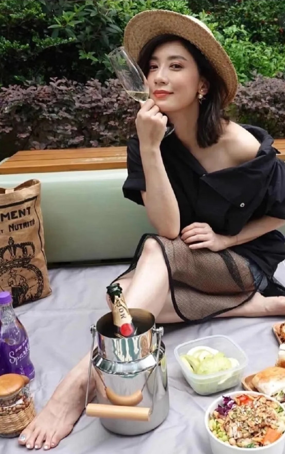 被贾静雯的松弛感拿捏死了！这状态谁看了不说绝家人们！刷到贾静雯这两组图直接