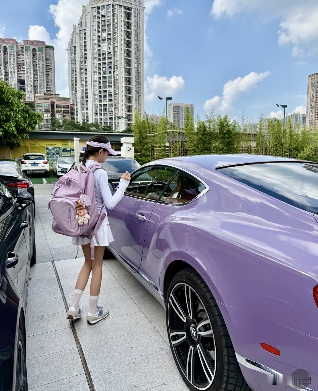 看看，这才是名符其实的富家千金吧？