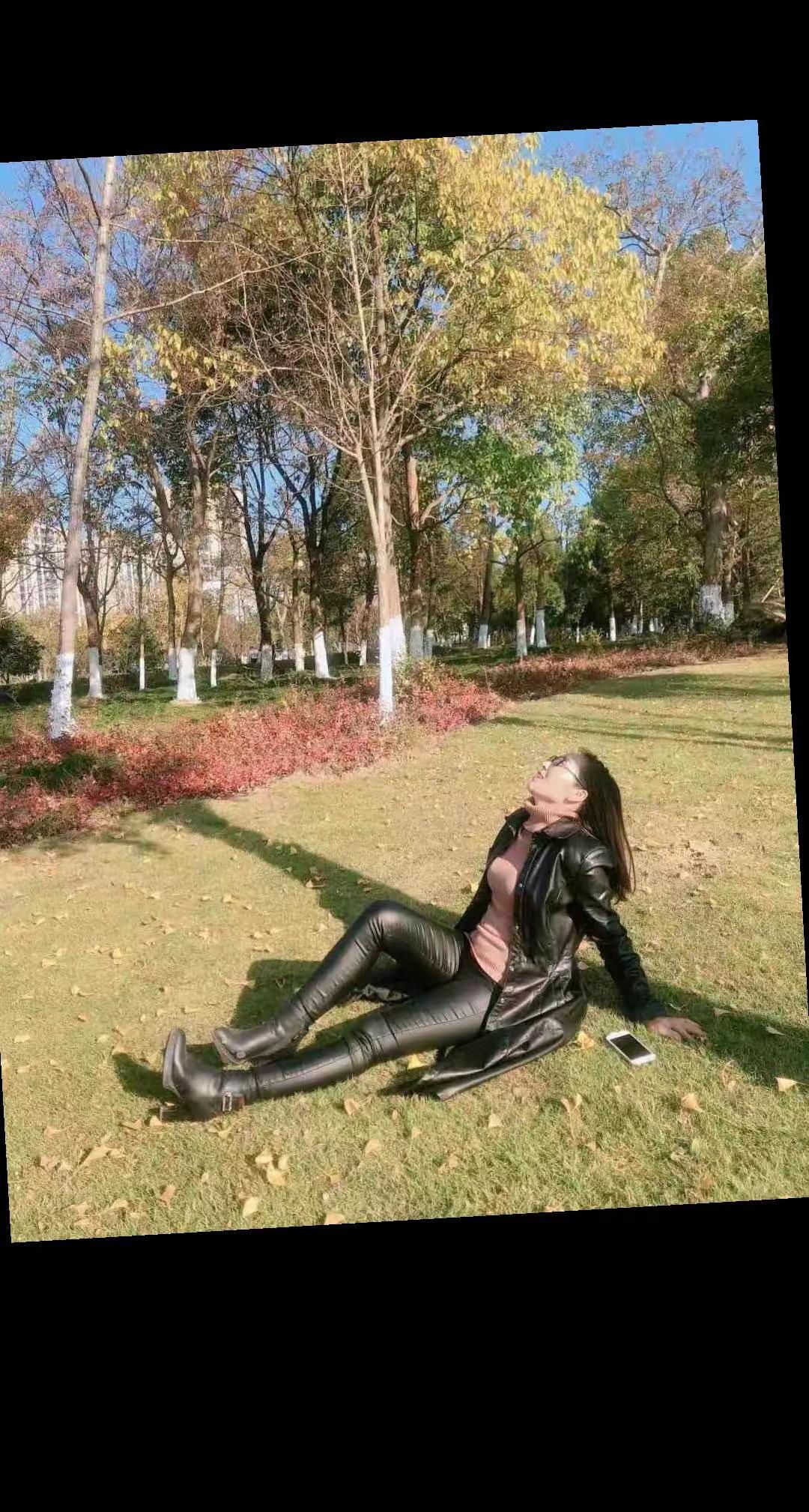 可能那一年皮衣皮裤比较流行吧，回头看了一眼10年前的自己