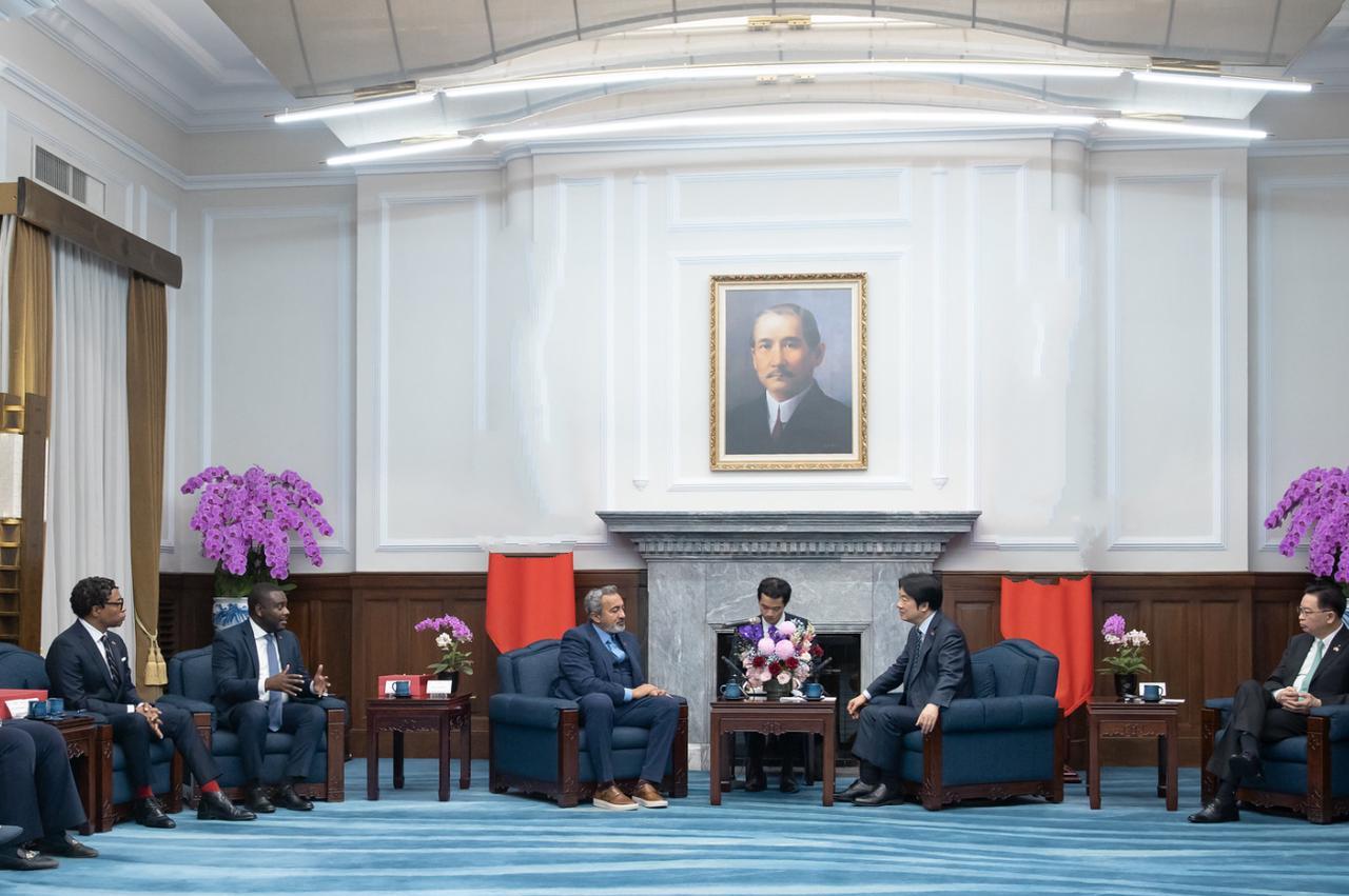 中国台湾省，此人近况照片：与美国人见面谈话。时间是6月16日上午。中国台湾省