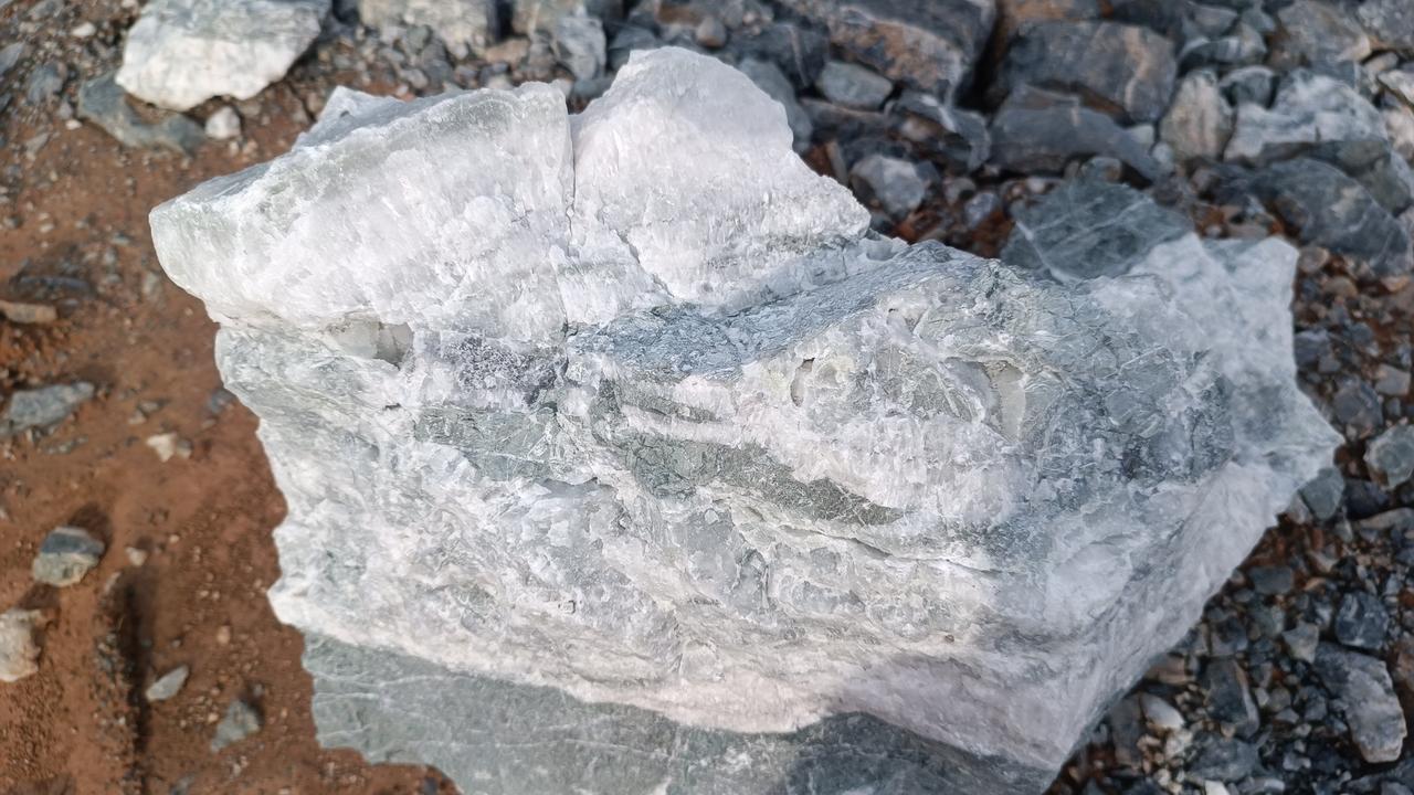 这种白色部分石这是什么矿？是萤石矿（氟化钙）吗？