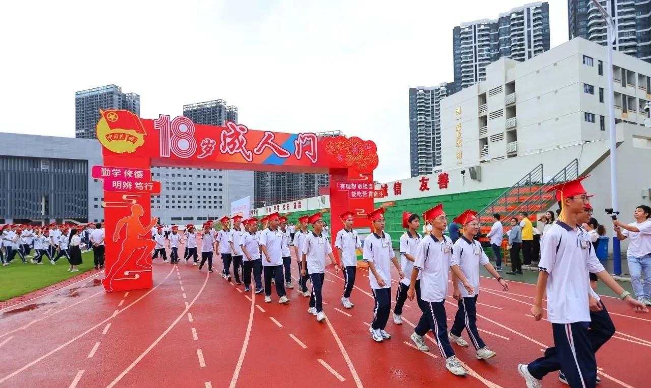 同事的儿子在金山中学就读，高一、高二年级成绩长期排前10名；高三突然产生厌学心理